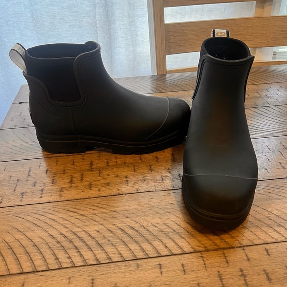 Ugg rain boots - Picture 2 of 3